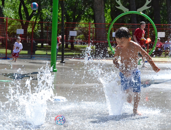 New spray park helps keep kids cool in Kinsmen Park
