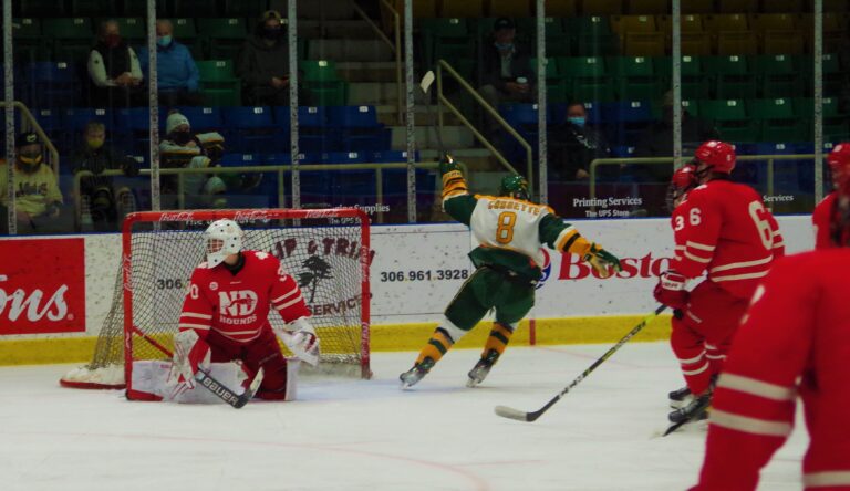 Mintos hold off late push, beating Notre Dame 3-2