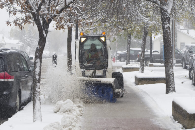 Heavy snowfall causes delays to city transit service, traffic manager confident