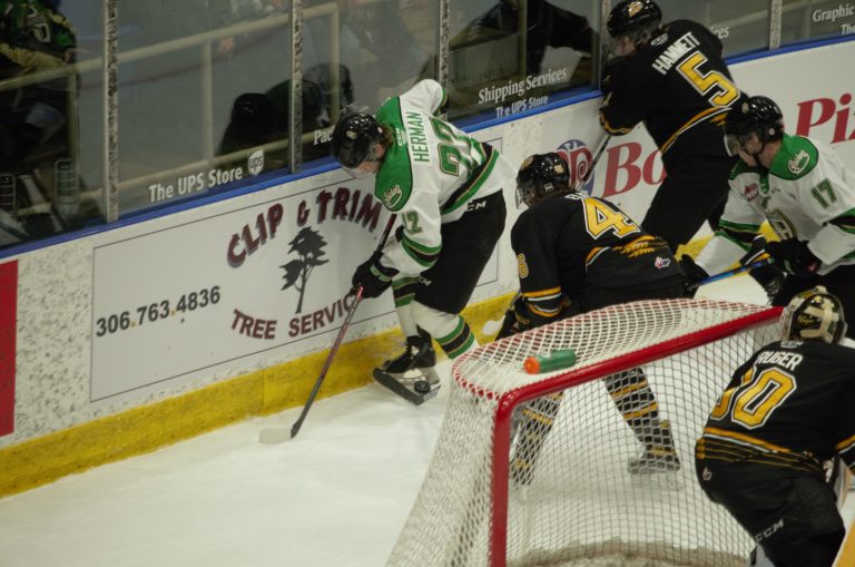 Raiders punch their ticket to the playoffs with 5-1 win over Wheat Kings and Pats loss to ICE