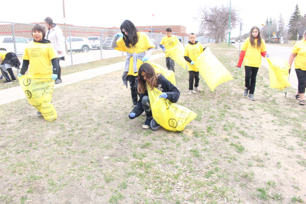 Queen Mary students learn through Ward 1 Community Cleanup