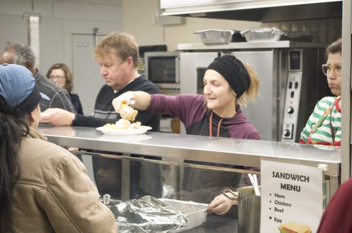 Makan Malam Natal Komunitas berfokus pada pengembalian langsung untuk membantu memperbarui ikatan sosial
