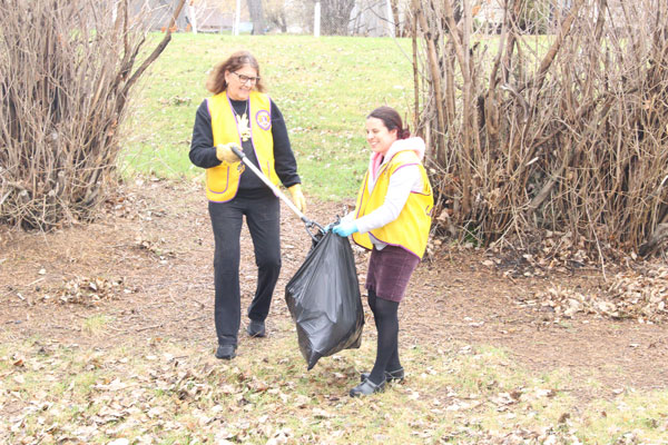 Lions kick off Clean Up Week with Lions Park clean-up