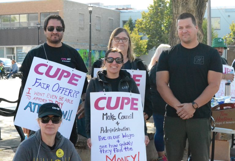 Firefighters union shows support to Prince Albert city workers on picket line
