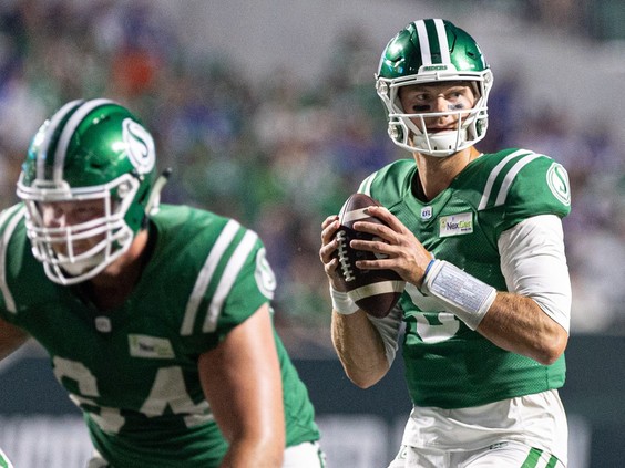 Roughriders defeat Blue Bombers 32-30 in Labour Day Classic