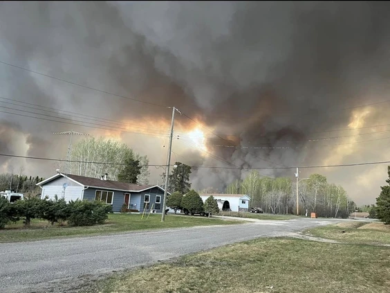 ‘EXTREME FIRE’: Hundreds evacuated as blaze closes in on northwest Manitoba town